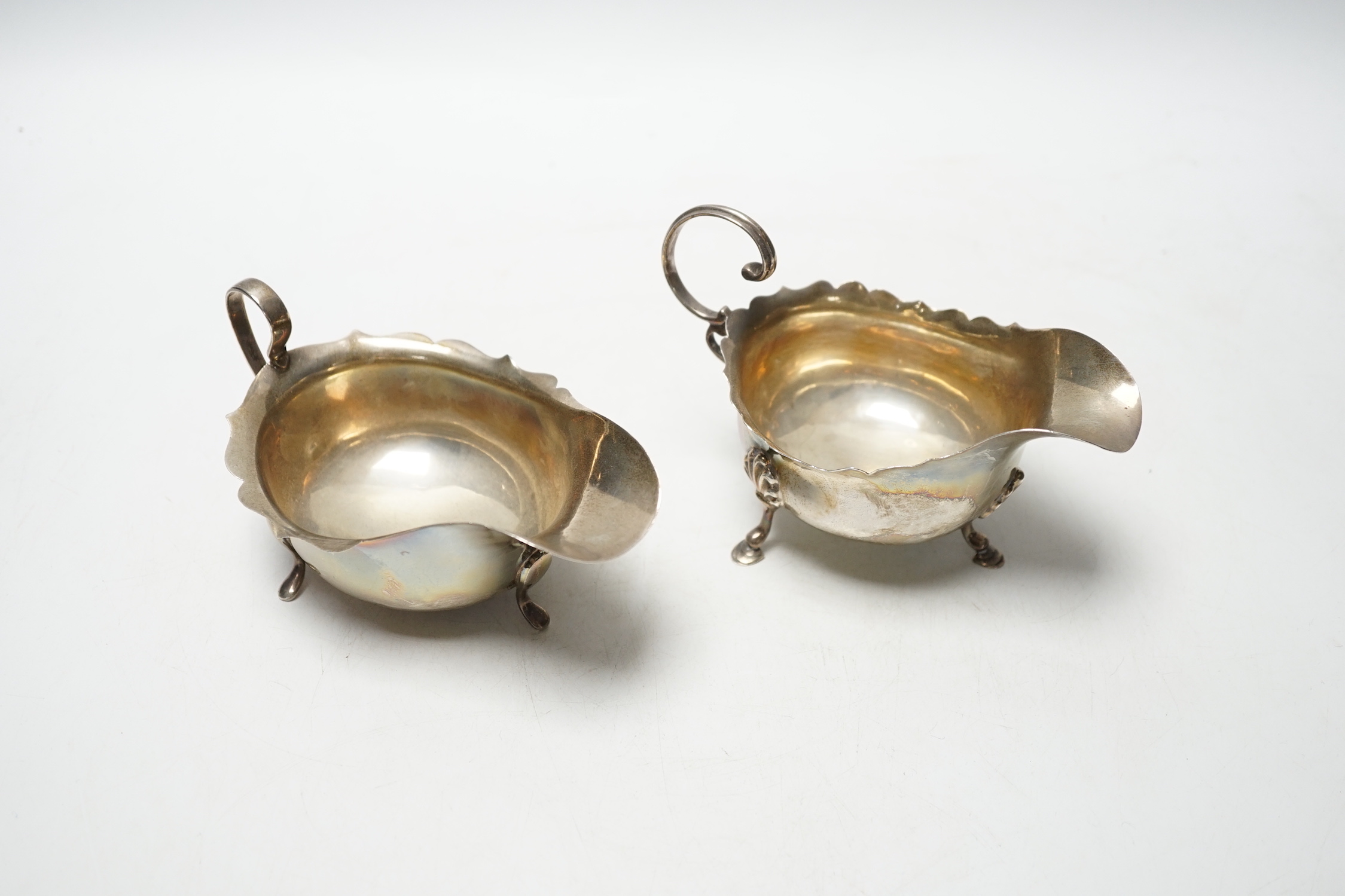 An Edwardian silver sauceboat, Chester, 1903 and a later silver sauceboat, Birmingham, 1936, 6oz.